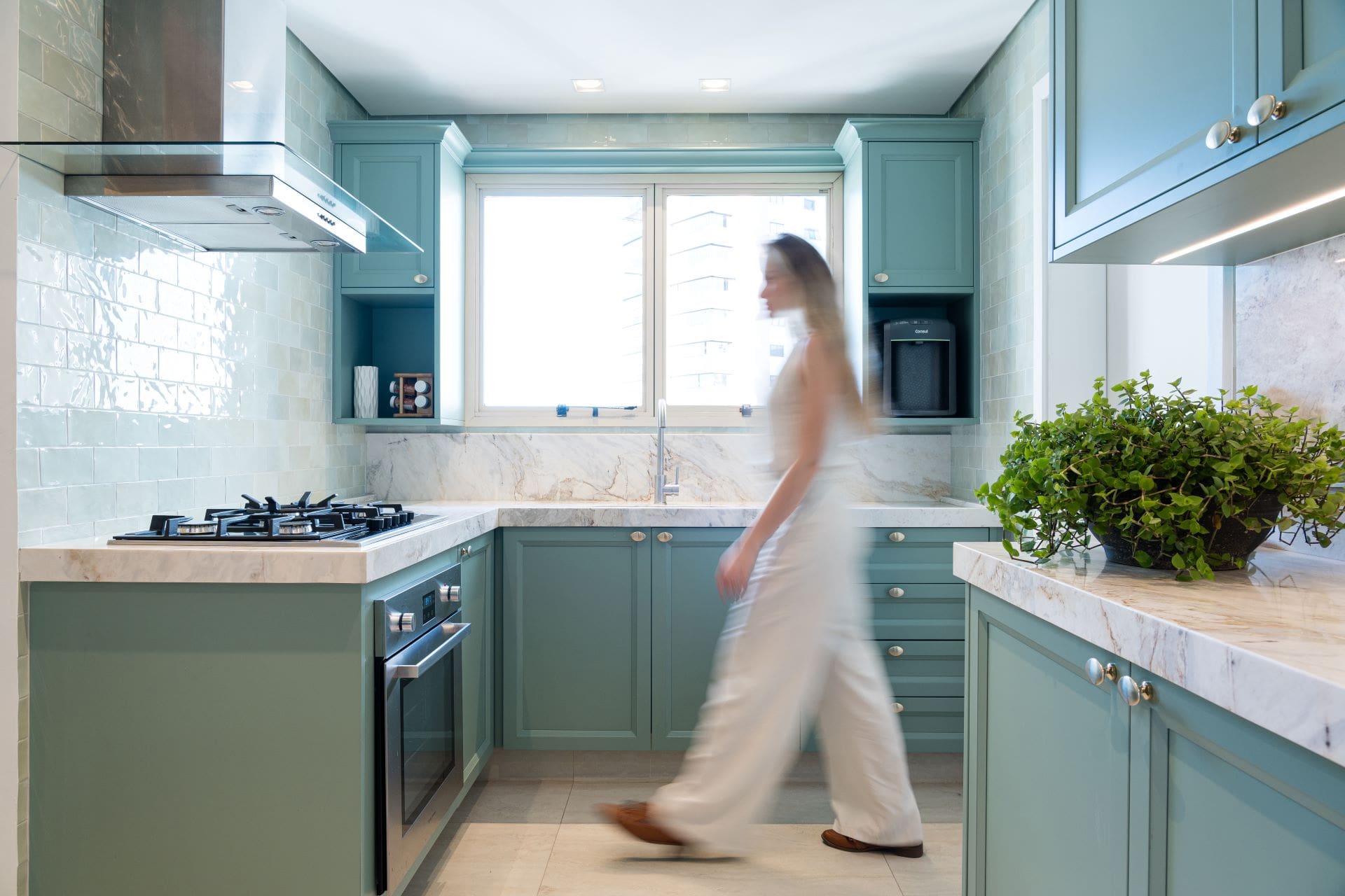 Cozinha em estilo provençal, armários em laca na cor verde acetinada, bancadas em mármore na cor branco.